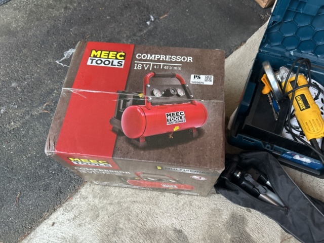 1455025-20 Various power tools - Makita, Bosch, DeWalt and others.