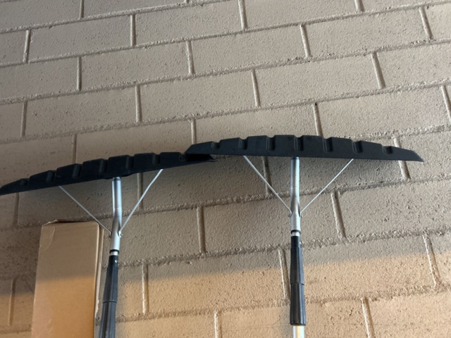 1455032-2 Three roof scrapers one shovel