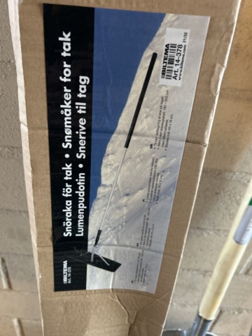 1455032-4 Three roof scrapers one shovel