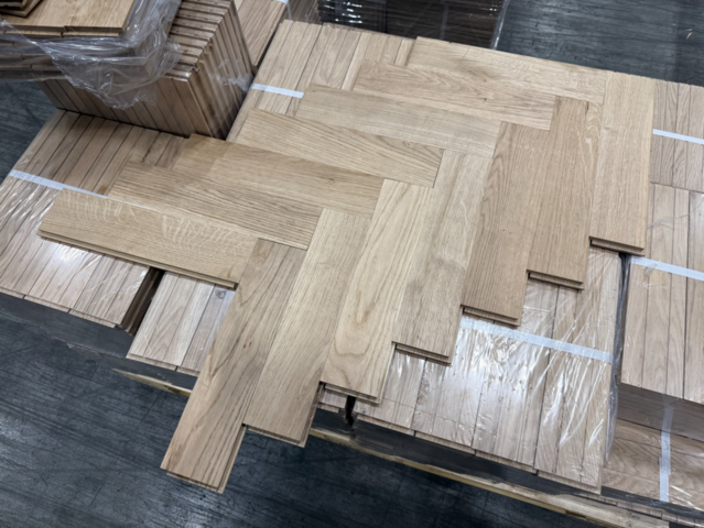 1494544-2 Massivt fiskbensparkett i Ek, 160 kvm, 16x70x350mm