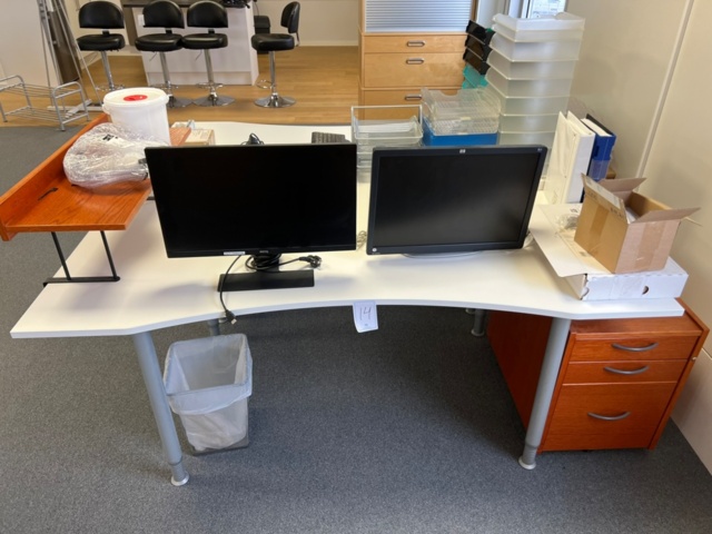 1494014-1 Desks and monitors