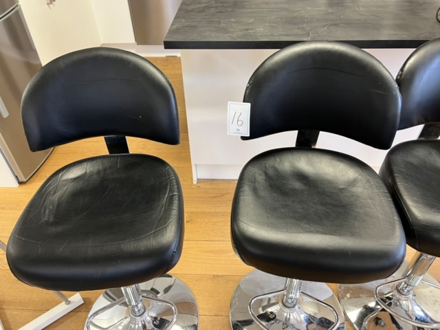 1494016-4 4 bar stools + coat hanger