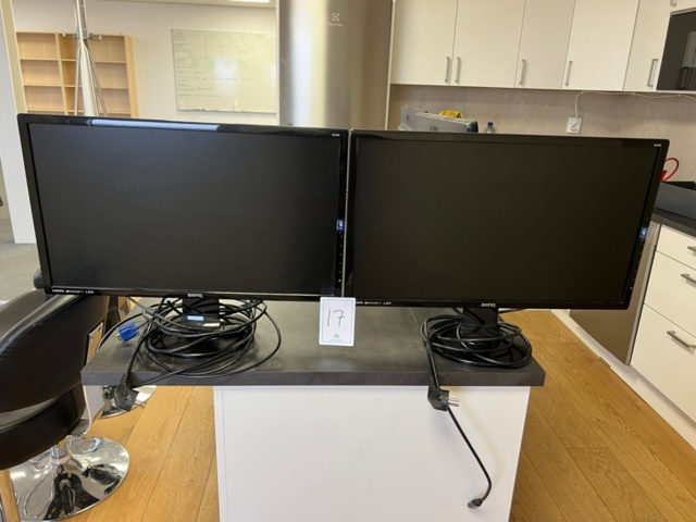 1494017-1 2 monitors Benq 24"