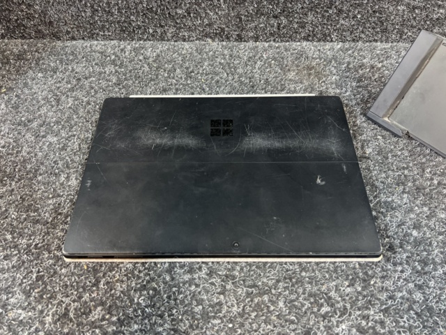 1469619-7 Laptop with docking station - Microsoft Surface Laptop 3 Model 1866