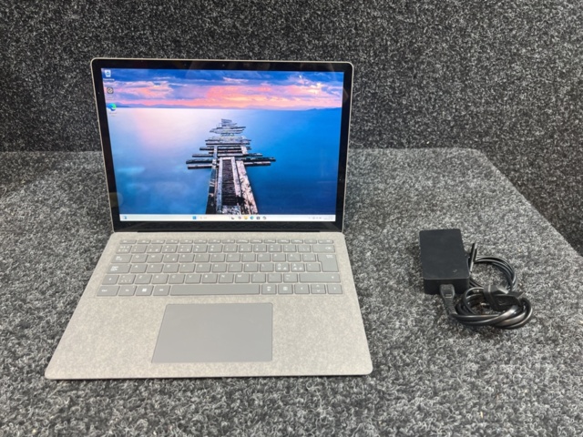 1469621-1 Laptop with charger - Microsoft Surface Laptop