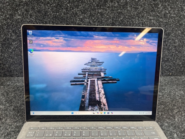 1469621-2 Laptop with charger - Microsoft Surface Laptop