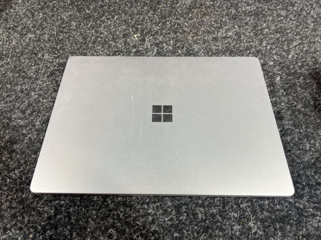 1469621-8 Laptop with charger - Microsoft Surface Laptop
