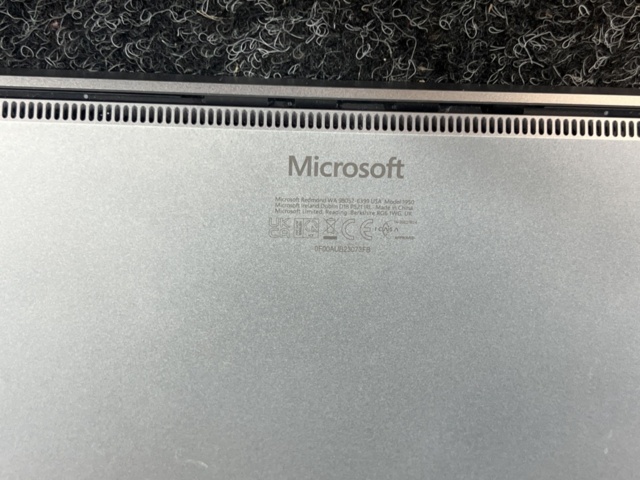 1469621-9 Laptop with charger - Microsoft Surface Laptop