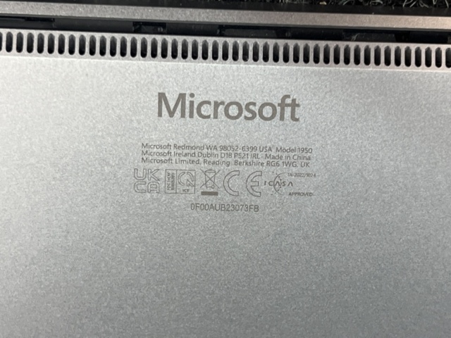 1469621-10 Laptop with charger - Microsoft Surface Laptop