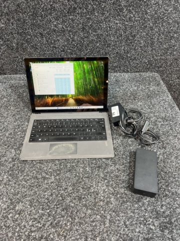 1469622-2 Laptop with keyboard and charger - Microsoft Surface Pro 7