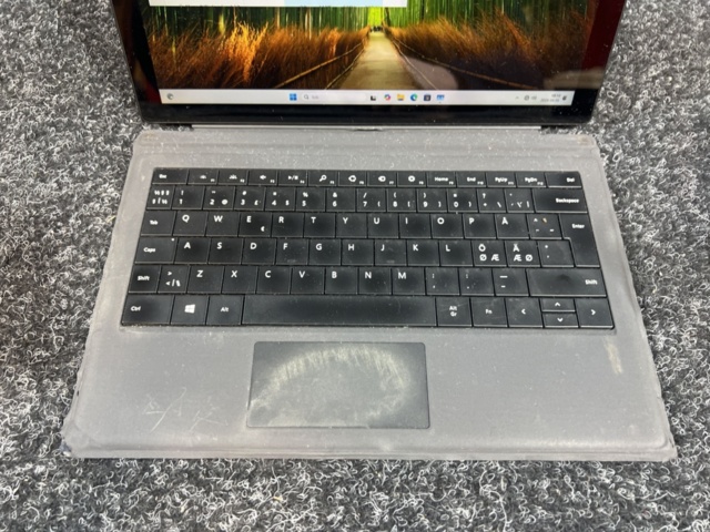 1469622-3 Laptop with keyboard and charger - Microsoft Surface Pro 7