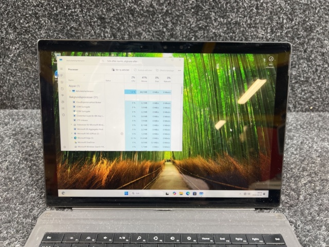 1469622-4 Laptop with keyboard and charger - Microsoft Surface Pro 7