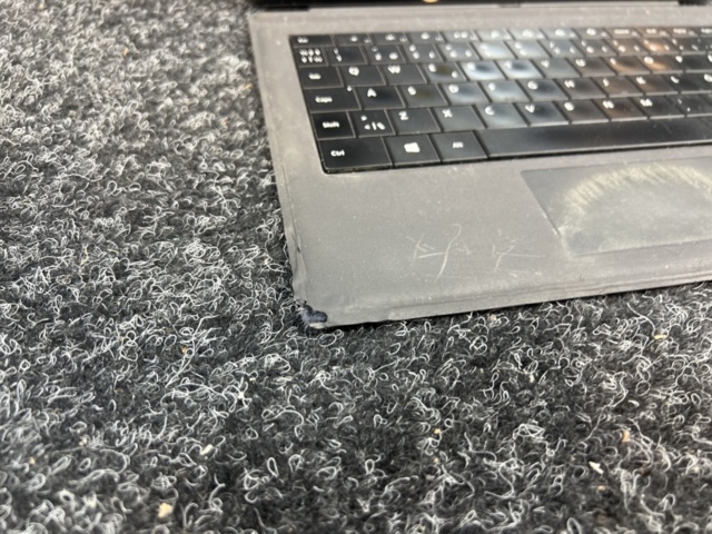 1469622-8 Laptop with keyboard and charger - Microsoft Surface Pro 7