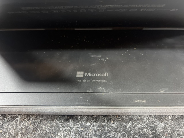 1469622-11 Laptop with keyboard and charger - Microsoft Surface Pro 7