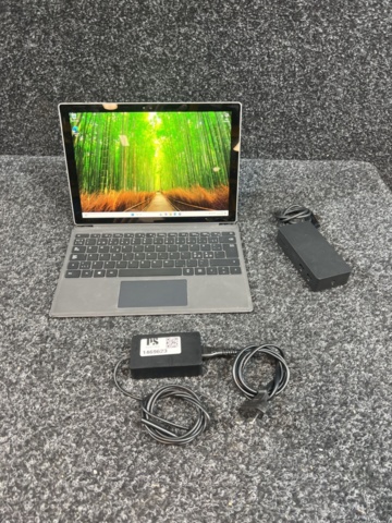 1469623-1 Tablet with keyboard and charger - Microsoft Surface Pro 4