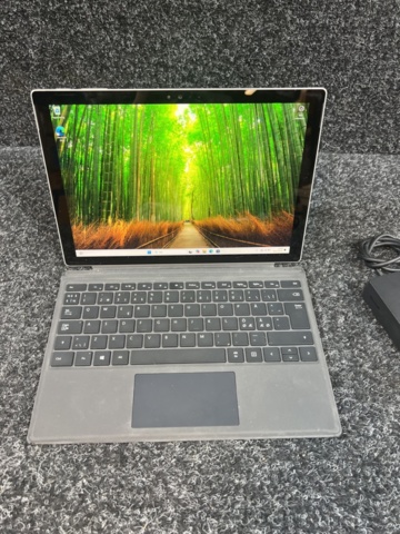 1469623-2 Tablet with keyboard and charger - Microsoft Surface Pro 4