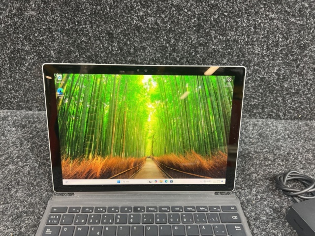 1469623-4 Tablet with keyboard and charger - Microsoft Surface Pro 4