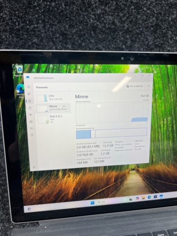 1469623-6 Tablet with keyboard and charger - Microsoft Surface Pro 4