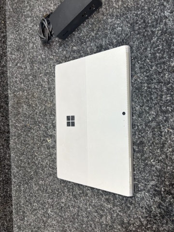 1469623-8 Tablet with keyboard and charger - Microsoft Surface Pro 4