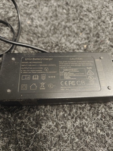 1495396-4 2 st Laddare till elscooter