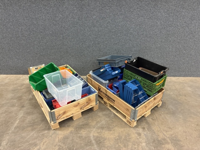 1495442-1 Assortment of plastic bins