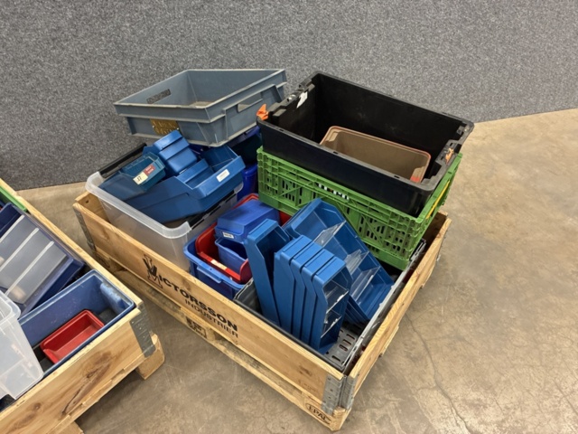 1495442-2 Assortment of plastic bins