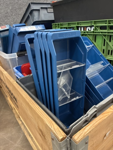 1495442-4 Assortment of plastic bins