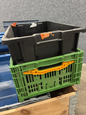 1495442-6 Assortment of plastic bins