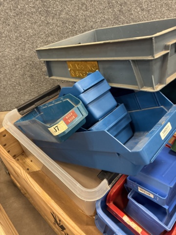 1495442-8 Assortment of plastic bins