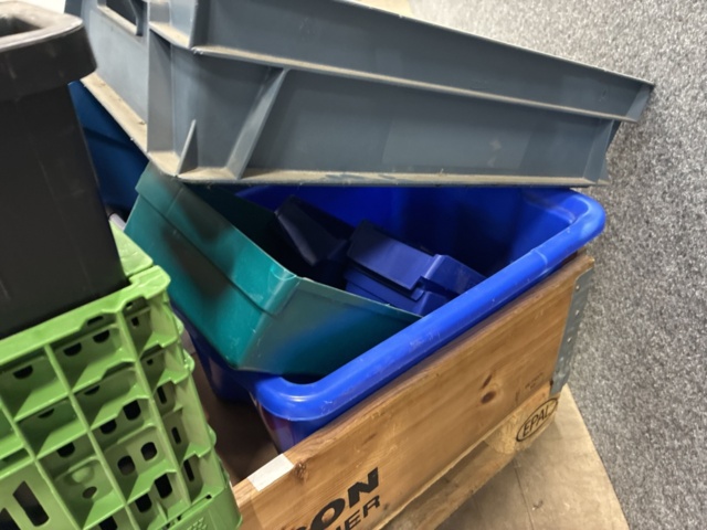 1495442-10 Assortment of plastic bins