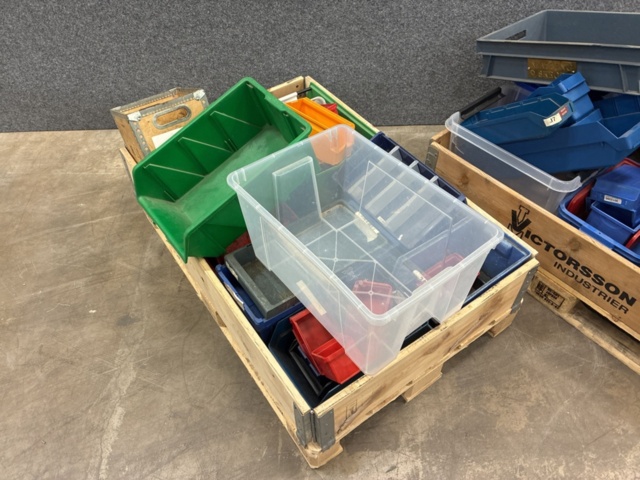 1495442-11 Assortment of plastic bins