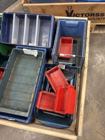 1495442-14 Assortment of plastic bins