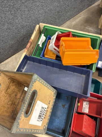 1495442-18 Assortment of plastic bins