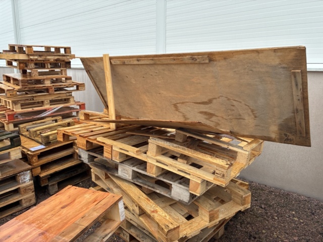 1495475-14 Disposable pallets & miscellaneous wood