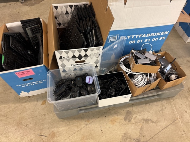 1469173-11 Collection of various computer/IT accessories