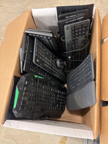 1469173-2 Collection of various computer/IT accessories