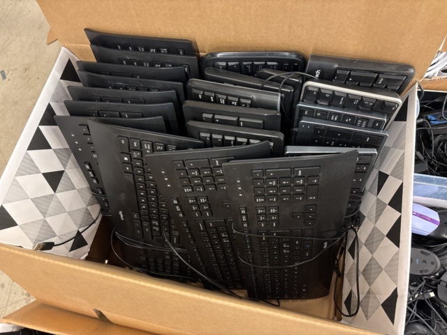 1469173-3 Collection of various computer/IT accessories