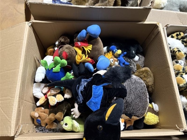 1471231-9 Lot of stuffed animals – mixed animal models in boxes