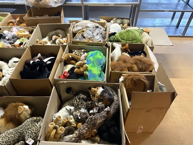 1471231-6 Lot of stuffed animals – mixed animal models in boxes