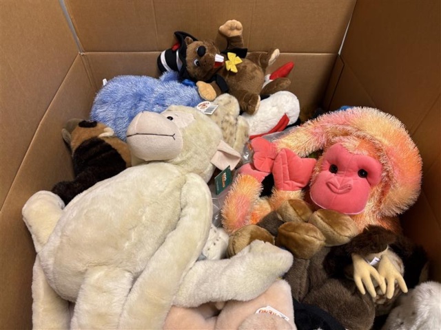 1471232-3 Large batch of mixed stuffed animals – 2 large cartons on pallet