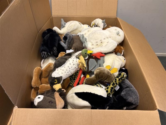 1471232-2 Large batch of mixed stuffed animals – 2 large cartons on pallet