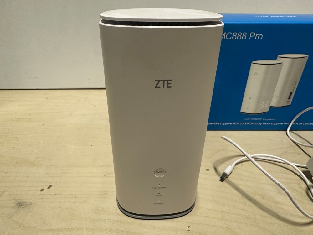 1491794-2 Trådlös router ZTE MC888 PRO 5G & Accesspunkt ZYXEL