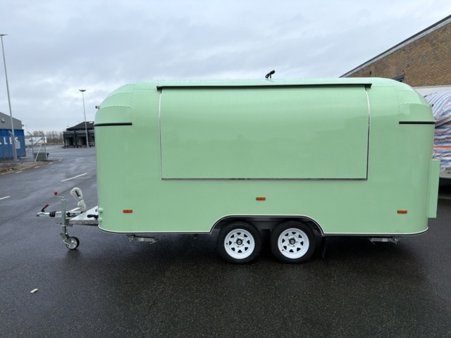 1496675-2 New food cart / ice cream cart / food truck, similar to Airstream