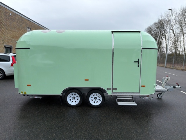 1496675-6 New food cart / ice cream cart / food truck, similar to Airstream