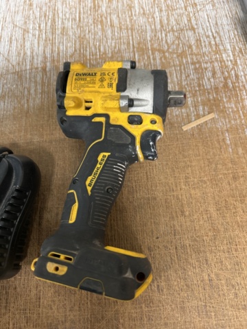 1455025-25 Various power tools - Makita, Bosch, DeWalt and others.