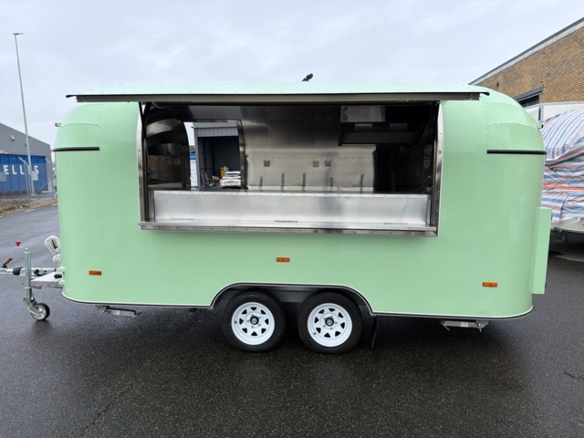 1496675-1 New food cart / ice cream cart / food truck, similar to Airstream