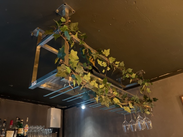 1384811-1 Ceiling shelf for glass