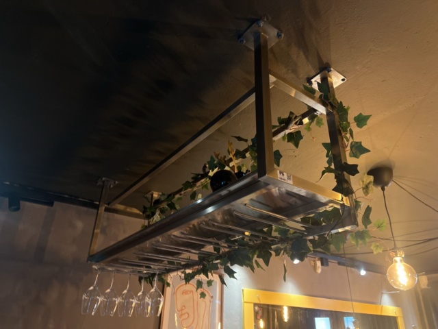 1384811-3 Ceiling shelf for glass