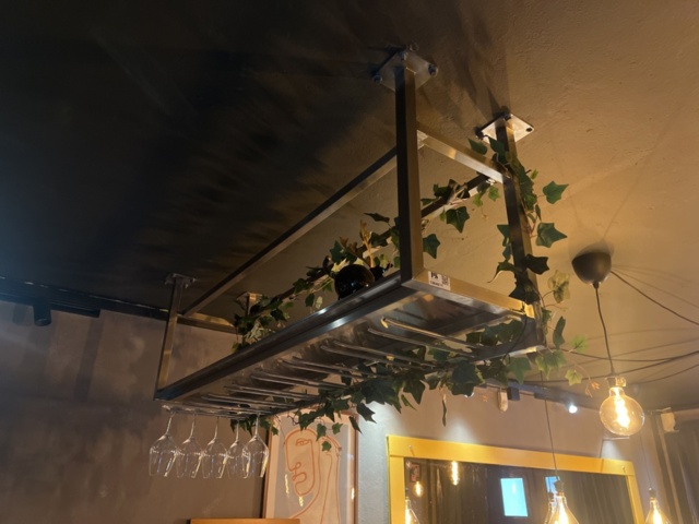 1384811-4 Ceiling shelf for glass