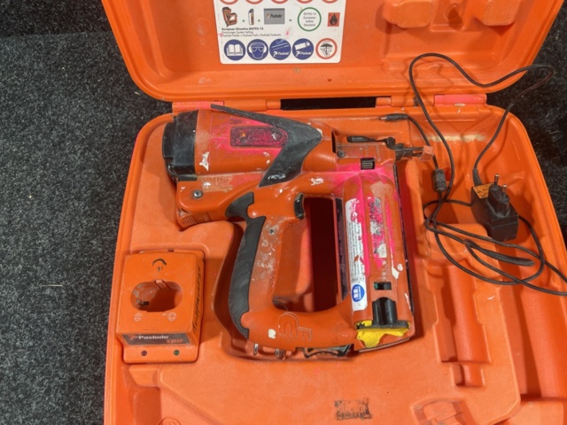 1469646-2 Caulking gun, screwdriver and battery charger - DeWalt / Paslode / Makita